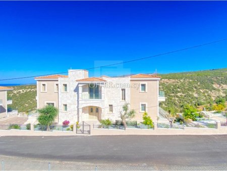 Luxury 6 bedrooms villa in Peyia - 2