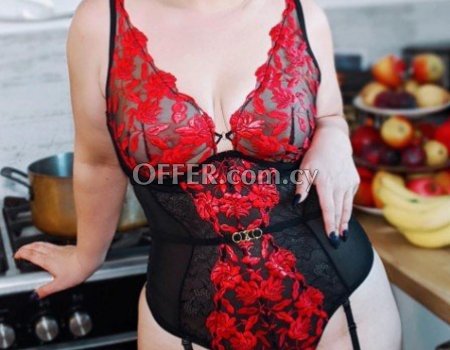Curvy Anna in Town (photo 1)