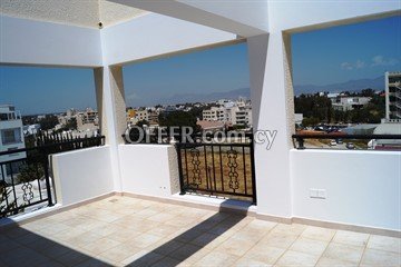 Spacious And Bright 3 Bedroom Whole Floor Apartment   In Strovolos, Ni - 6