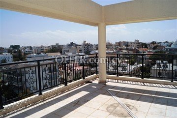 Spacious And Bright 3 Bedroom Whole Floor Apartment   In Strovolos, Ni - 3