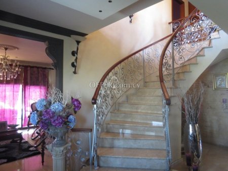 RESALE 5 BEDROOM VILLA  WITH SELF CONTAINED APARTMENT, POOL AND ESTABLISHED GARDEN - 9