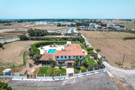 6 Bed Detached Villa for Sale in Dromolaxia, Larnaca