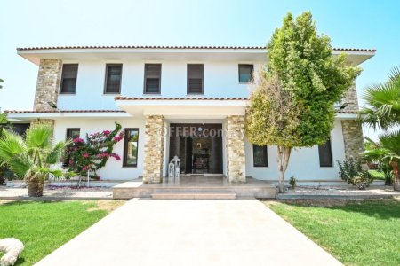 6 Bed Detached Villa for Sale in Dromolaxia, Larnaca - 11