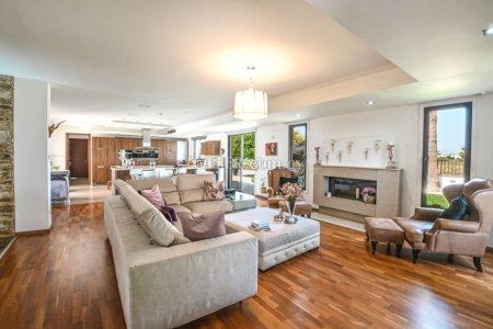 6 Bed Detached Villa for Sale in Dromolaxia, Larnaca - 9