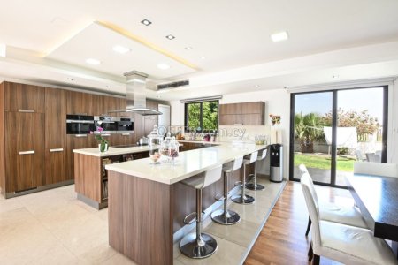 6 Bed Detached Villa for Sale in Dromolaxia, Larnaca - 8