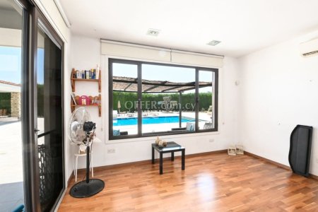 6 Bed Detached Villa for Sale in Dromolaxia, Larnaca - 5