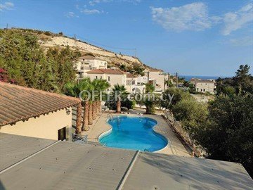  3 bedroom villa in Ayios Tychonas, with big land - 1