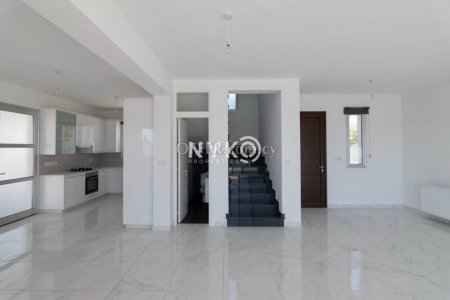 3 bedroom detached house - 4