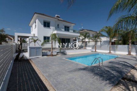 3 bedroom detached house - 1