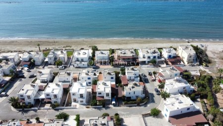 Three bedroom house next to the sea