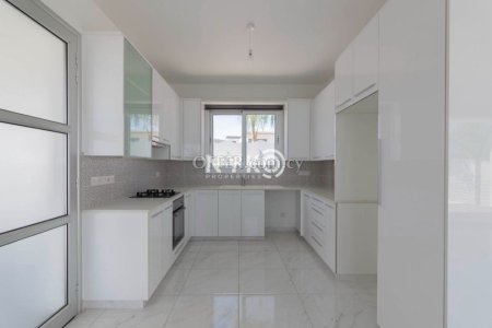 3 bedroom detached house - 6