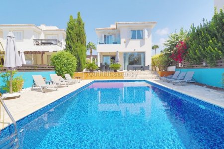 5 bed villa for sale in Coral Bay