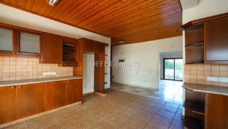 New For Sale €325,000 House 5 bedrooms, Detached Strovolos Nicosia - 9