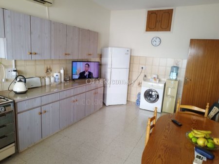 One level re sale 3 bedroom house in Drosia Larnaka - 8