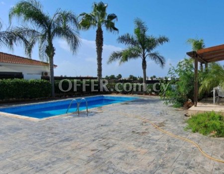 Modern bungalow with two bedrooms and a big pool - 2