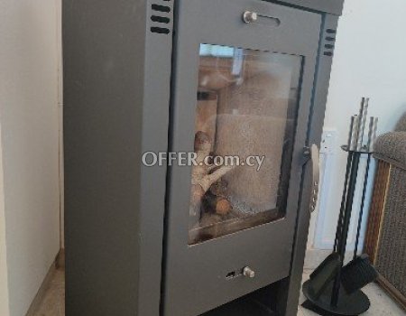 1 WOOD STOVE WITH DOUBLE STAINLESS STEEL PIPES