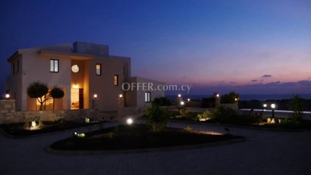 LUXARIOUS 4 bedroom villa for sale - 10