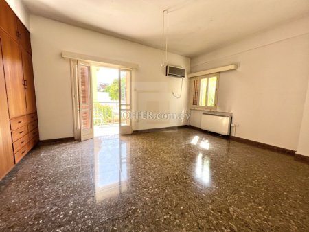 Huge ground floor apartment office space for rent in a prime location in Agioi Omologites - 10