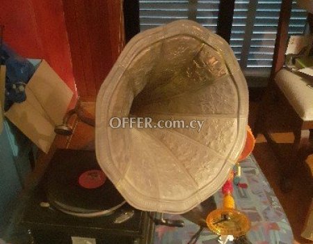 Πωλουνται παλαιο ρολοι τοιχου,εκρεμες και γραμμοφωνο.Επισης παλαιο σιδερο.