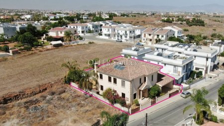 Six Bedroom house with a swimming pool and an Attic in Tseri Nicosia. - 1