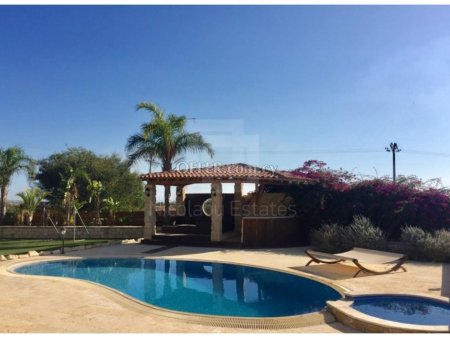 Villa with huge plot for sale in Maroni village of Larnaca