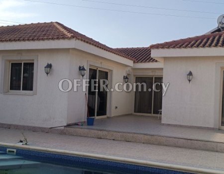 Detached 3 Bedroom bungalow with private pool and garden