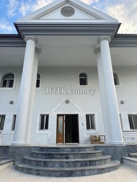 SIX BEDROOM VILLA IN AKROTIRI