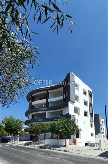 Shop Of 184 Sq.m. With Mezzanine  In Kato Polemidia, Limassol