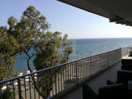 Large 3 bedroom beachfront apartment directly on the 1st line - 1