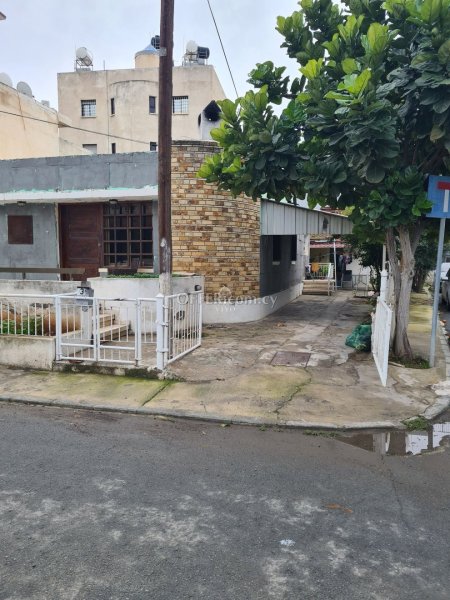 EXCLUSIVE CORNER PLOT OF 307 M2  IN THE CENTER OF TOWN