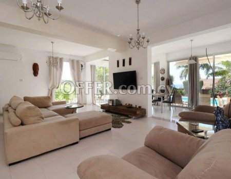 Villa with sea views on a large plot - 6