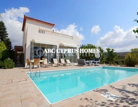 Villa with sea views on a large plot