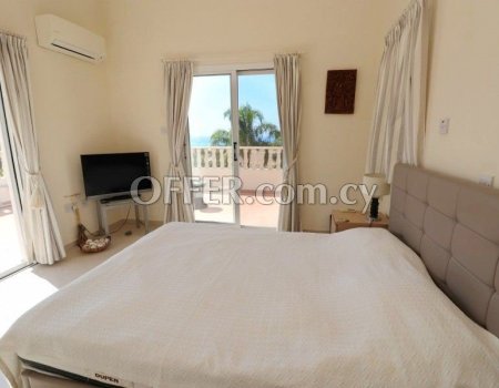 Villa with sea views on a large plot - 2