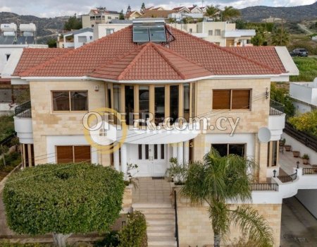 Expansive 5-Bedroom Villa in Sought-After Palodeia