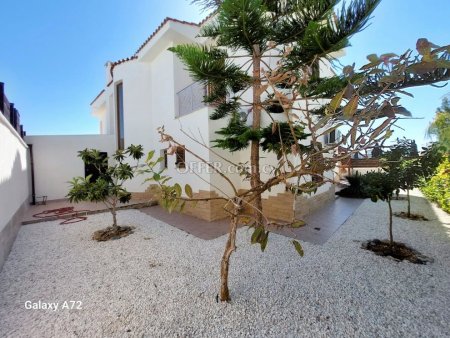 4 Bedrooms Villa walking distance to the beach