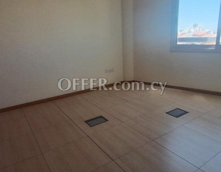 Office 90m2 in commercial building with raised floor - 3