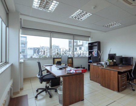 Office with raised floors city center