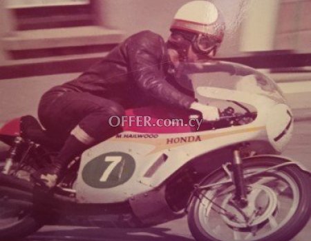 Rare Magazine tribute to Mike Hailwood plus golden Honda post cards and a photo. - 6