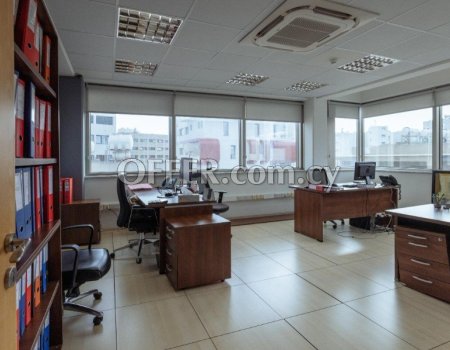 300m2 modern offices with raised floor near the court - 2