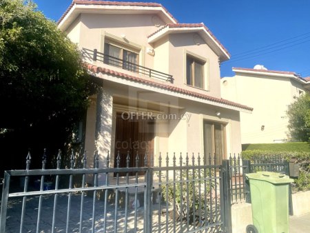 Spacious renovated 4 bedroom villa walking distance to the beach