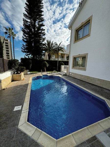 FULLY FURNISHED VILLA CLOSE TO FOUR SEASONS HOTEL!