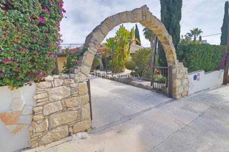 3 bed bungalow in peyia - 11