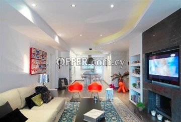 Spacious 2 bedroom Fully Renovated Apartment  In A Prime Location In A - 5