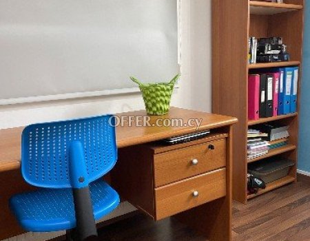 Πωλούνται Γραφείο, βιβλιοθήκη (από solid ξύλο) και καρέκλα γραφείου - 1