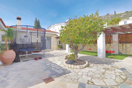 3 bed bungalow in peyia - 4