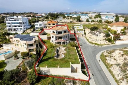 Detached Villa for sale in Agia Filaxi, Limassol - 1