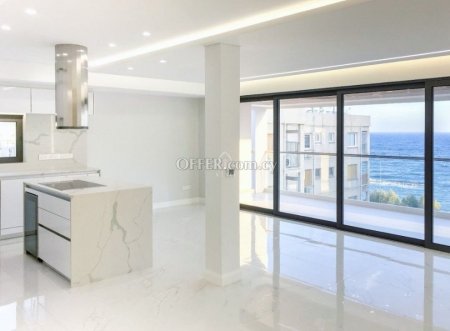 LUXURY APARTMENT OF 3 BEDROOMS 30m FROM THE BEACH!