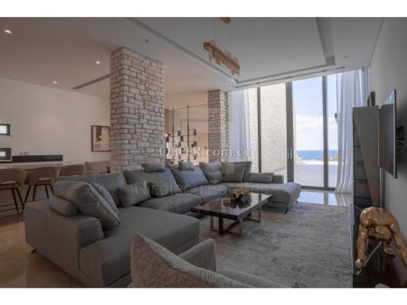 4 Bedroom Sea Front Villa for Sale in Peyia - 10