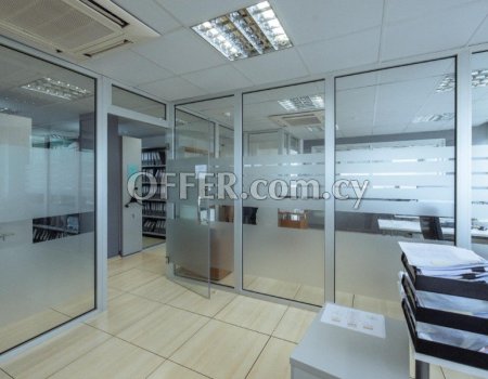 Office 300m2 in commercial office in Limassol's city center - 4