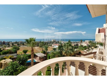 Luxury villa near the sea in St Raphael area in a large plot of land of 1250m2.